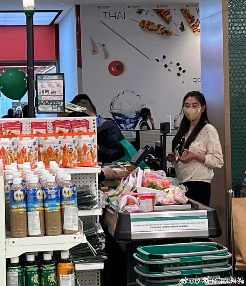 網友在多倫多當地超市偶遇王祖賢。 圖／擷自微博