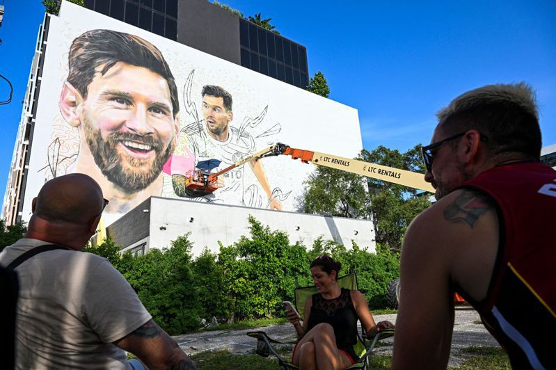 梅西降臨邁阿密國際，球迷欣喜地在牆上塗鴉梅西人像。 法新社
