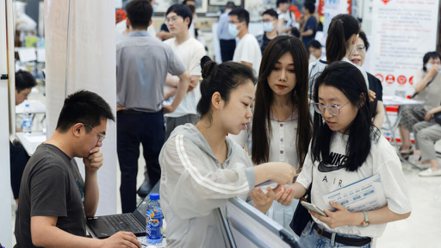 北京某求職市場一角。2022年中國年輕人失業率高達20%。而2023年畢業生又將湧入求職市場。 REUTERS - THOMAS PETER