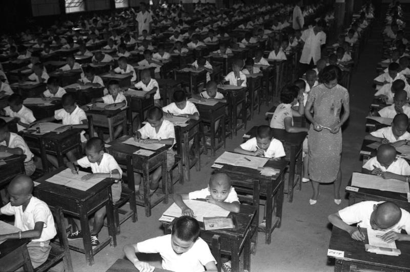 台北市公立初級中學49學年度聯合招生1960年7月17日起舉行考試，圖為一女中試場場內情形。圖／聯合報系資料照片