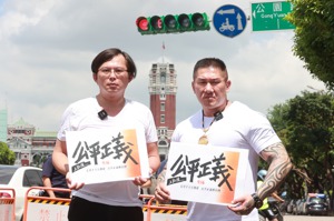 前立委黃國昌（左）與網紅「館長」陳之漢（右）在凱道舉辦「716上凱道，公平正義救台灣」活動，「司法正義」是重點訴求之一。圖／聯合報系資料照片