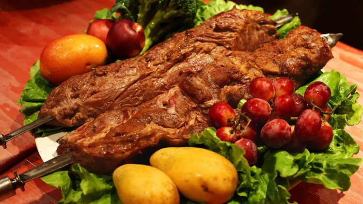 「亞廬義大利窯烤」店內提供多種烤肉、水果、海鮮。圖／擷取自亞廬官網