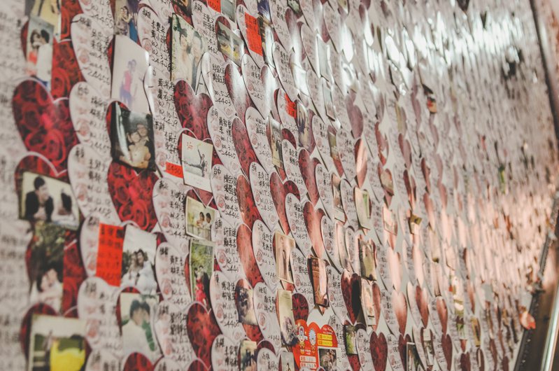 台南市安南區鹿耳門土城聖母廟樓梯間的牆上，貼滿還願佳偶的結婚照片。圖／鹿耳門土城聖母廟提供