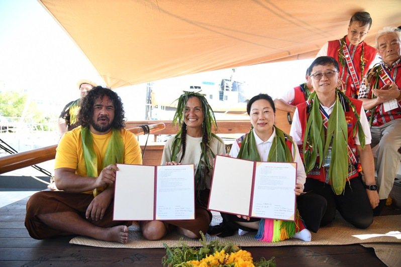 花蓮縣政府與法菲特大溪地航海組織（Faafaite-Tahiti Voyaging Society）簽署合作備忘錄。圖／花蓮縣政府提供