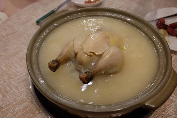「鮑魚糯米雞湯」。圖／報系資料照，記者黃仕揚攝影