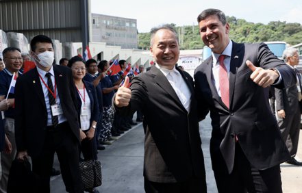 巴拉圭總統當選人貝尼亞（右）近期前往參訪台灣電動巴士國家隊成運五股場，受到董事長吳定發（右二）等人熱烈歡迎。記者陳正興／攝影