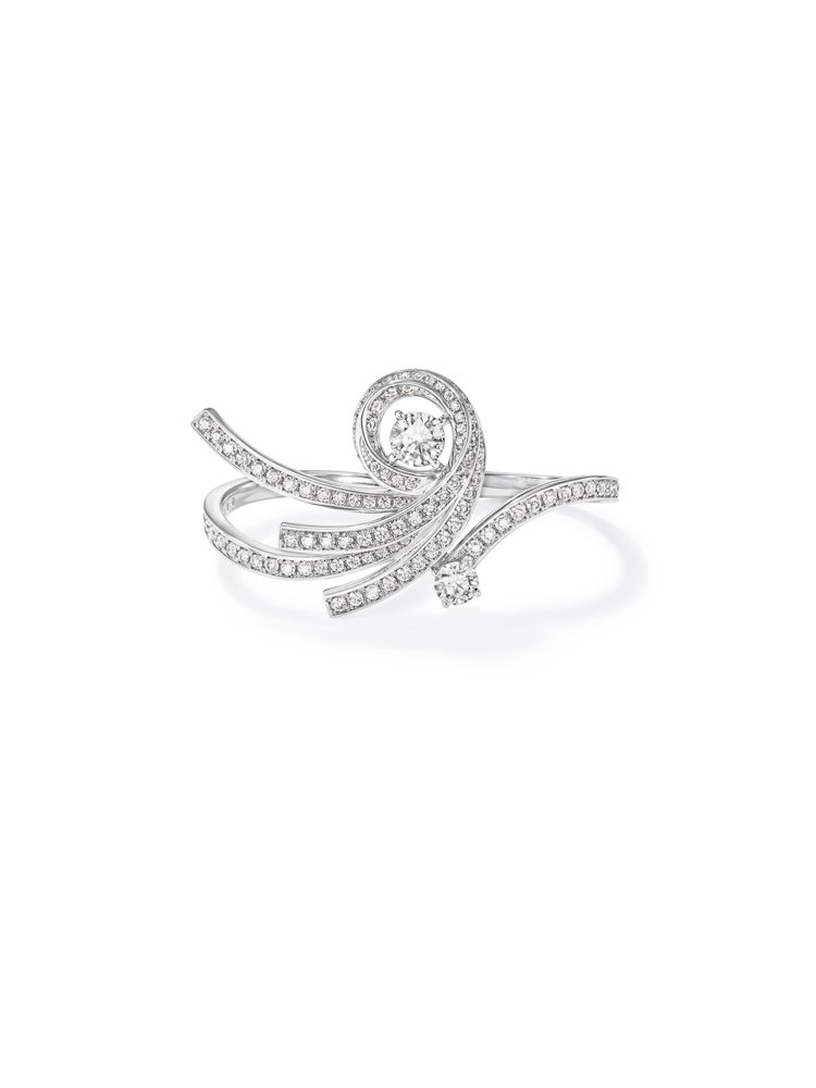 Swirl戒指，18K白金鑲嵌圓形明亮式及狹長方形鑽石。圖／TASAKI提供