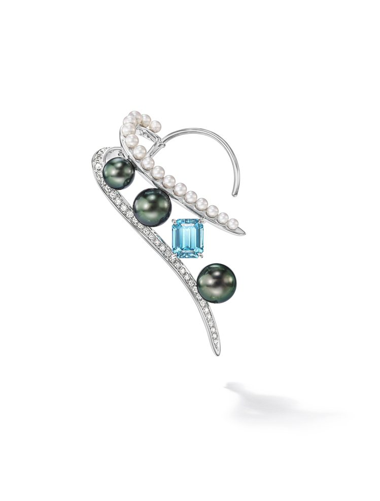 Ocean Light耳環，鑲嵌阿古屋珍珠、南洋黑珍珠、鑽石及藍色鋯石，右耳配戴。圖／TASAKI提供