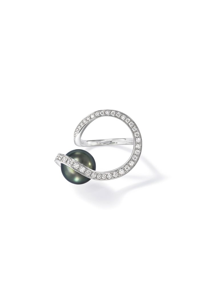 Aurora戒指，18K白金鑲嵌10mm南洋黑珍珠及鑽石。圖／TASAKI提供