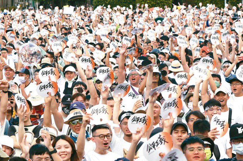 數萬民眾昨天頂著高溫參加「公平正義救台灣」遊行，人潮從凱道延伸到中山南路。記者陳正興／攝影