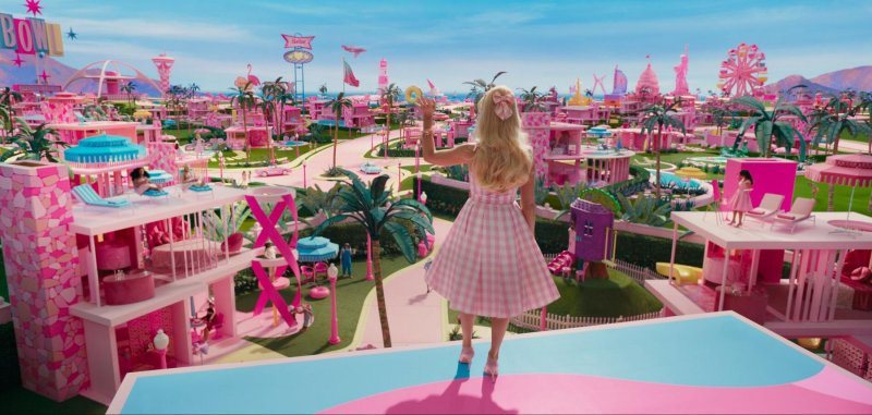 電影《Barbie芭比》瑪格羅比親自上陣演出所有特技。圖／IMDb