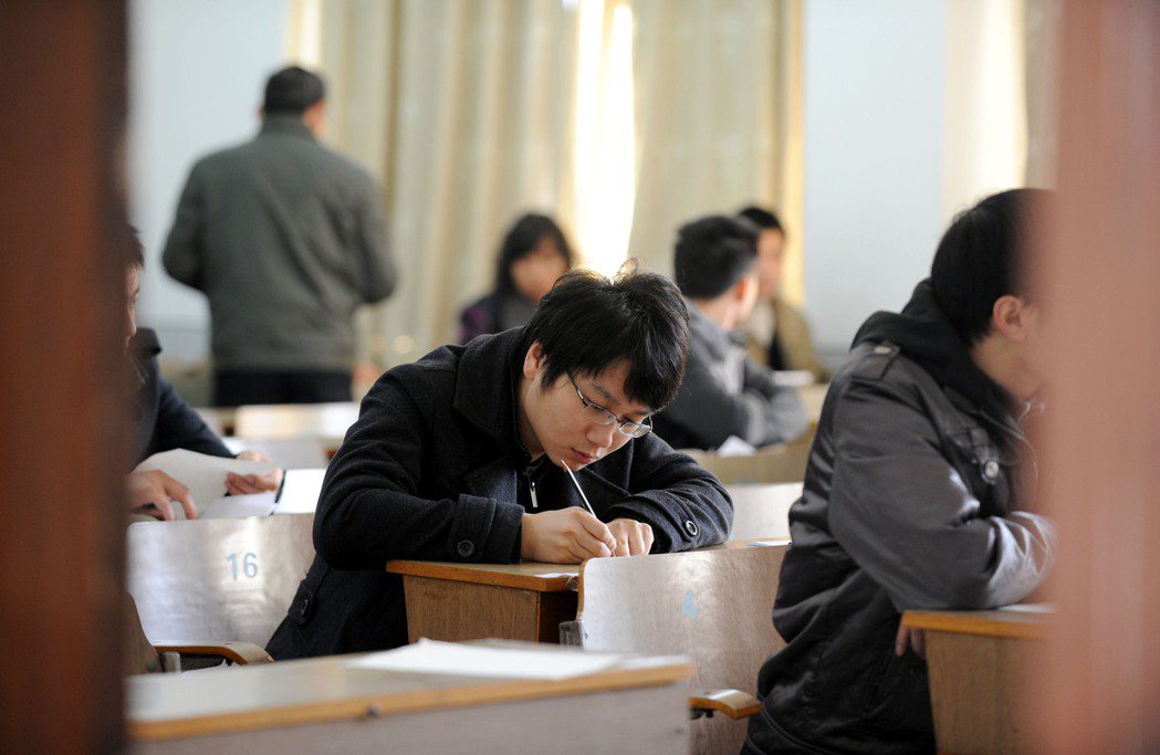 示意圖，一名報考公務員考試的中國考生。 圖／新華社