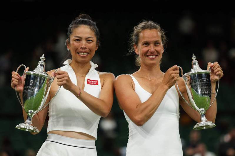 謝淑薇(左)再度成為台灣網球女雙一姐。 法新社