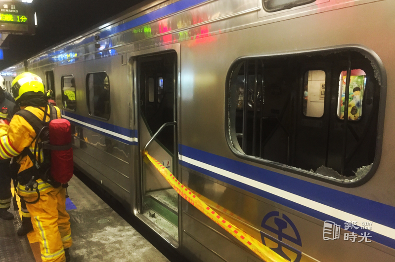 台鐵松山車站驚傳車廂爆炸，約有旅客數十人受傷，被集中在1樓待送醫。聯合報系資料照（2016/07/07王騰毅攝影）