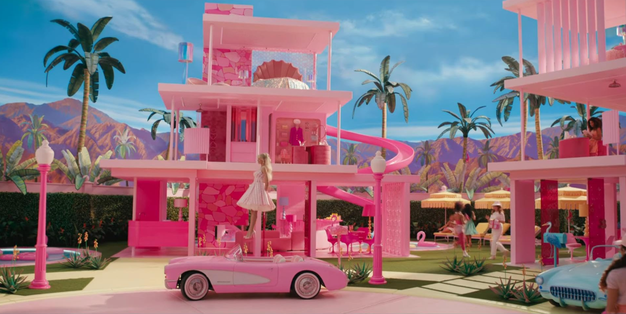 《Barbie芭比》完美打造夢幻粉紅世界。圖／IMDb