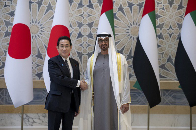 日本首相岸田文雄今天抵達阿拉伯聯合大公國訪問，討論雙方在清潔氫、氨供給和回收碳燃料方面的合作。今年聯合國氣候會談將在杜拜舉行。美聯社