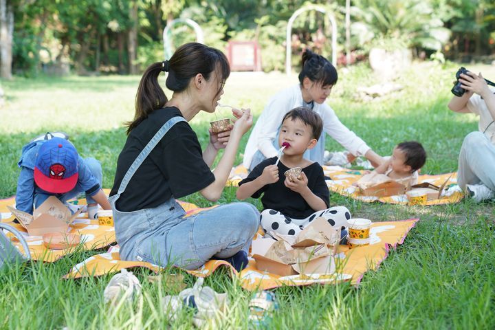 ▲走讀二峰圳－親子開心野餐。　圖：屏東林區管理處／提供