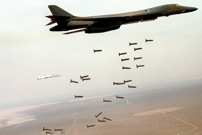美國提供烏克蘭集束炸彈激起許多西方國家反對。圖為美軍B-1B轟炸機投擲Mk20石眼集束炸彈，Mk20也是我國空軍制式武器之一。圖／美國海軍檔案照