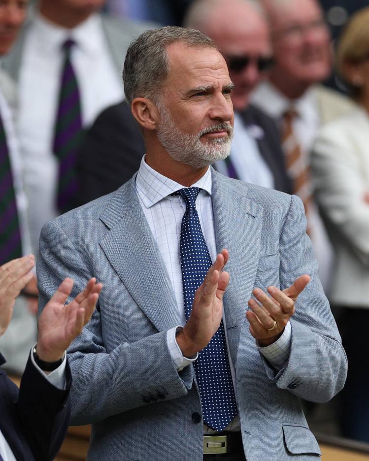 西班牙國王菲利佩六世也選穿淺灰色斜紋西裝，加上深藍色白圓點領帶，極為低調但不失個...