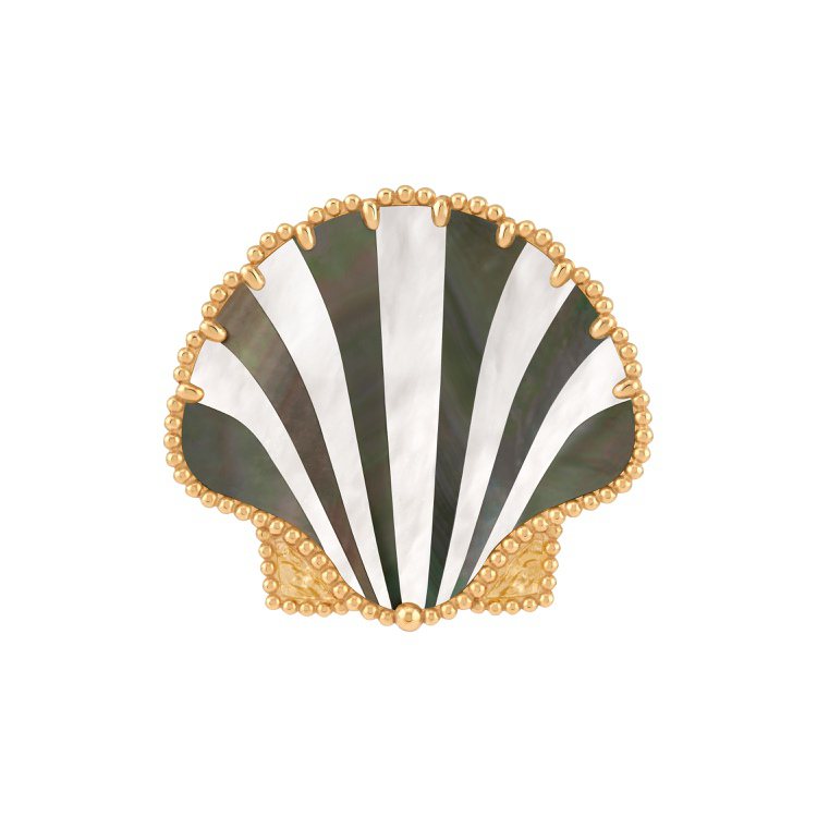 Lucky Summer系列Seashell胸針，黃K金鑲嵌白色珍珠母貝、灰色珍珠母貝，約22萬5,000元。圖／梵克雅寶提供