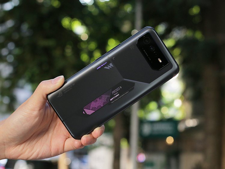 2022年10月上市的聯名限量產品ROG Phone 6蝙蝠俠版至今仍在跌價榜單上。圖／SOGI手機王提供