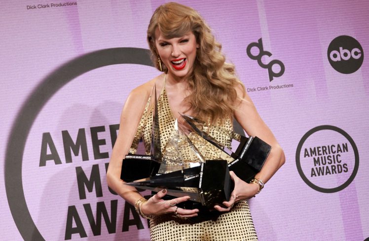 流行音樂天后泰勒絲（Taylor Swift）已成為有史以來第一位四張專輯同時擠進告示牌200前十名的女歌手。   路透