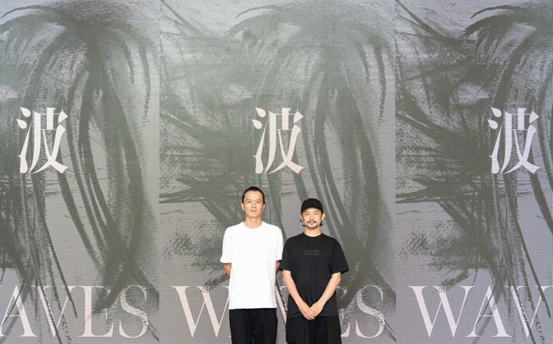 雲門藝術總監鄭宗龍(左)新作《波》與日本新媒體藝術家真鍋大度合作，打開身體與科技結合的可能。圖／雲門舞集提供
