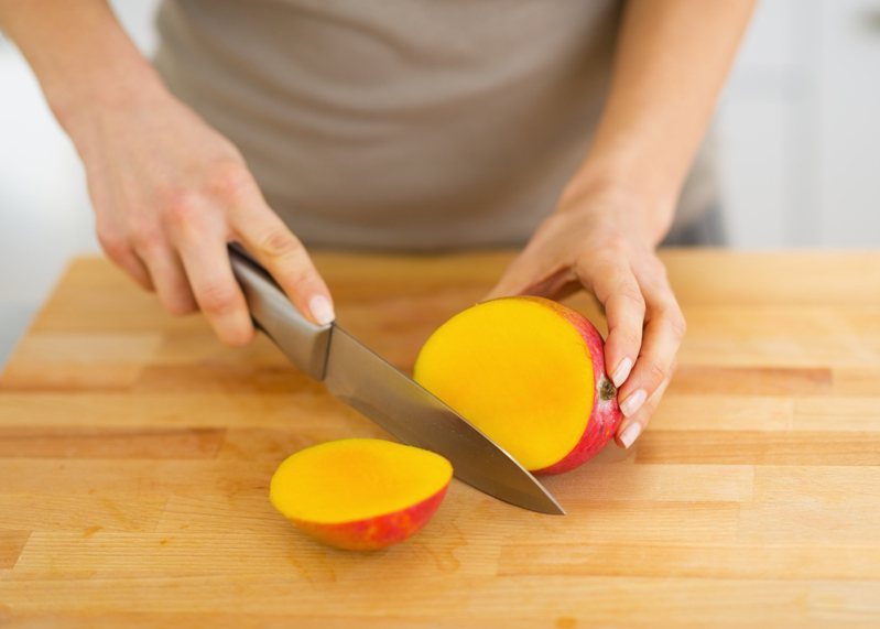 芒果產季到來，許多人喜歡吃芒果消暑，但部分民眾卻因不知道怎麼切芒果而頭大。示意圖／ingimage