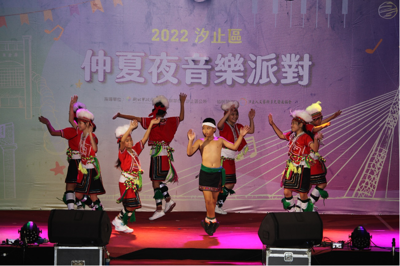 汐止區樟樹國小原住民舞蹈團照片。 圖／汐止區公所提供