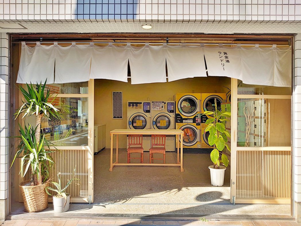 東京的錢湯幾乎都會設置投幣式洗衣機，客人泡澡前丟入洗衣，泡完後剛剛好可以拿洗乾淨...