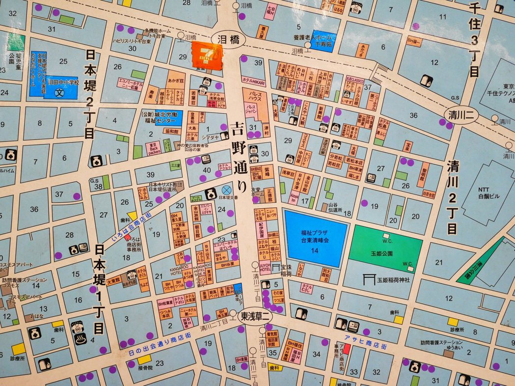 東京都「山谷」地區地圖，標示橘色與粉色的地方為簡易旅社，還有特別標出錢湯與投幣式...