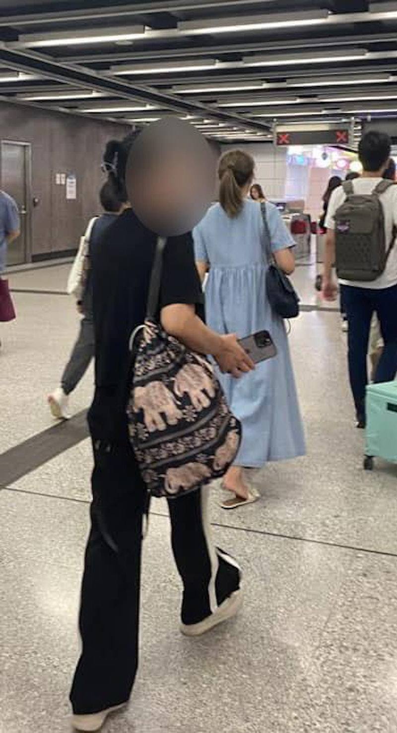 有港媽稱兒子於港鐵站遭1名穿黑衣的中年女子拉開腰包拉鍊，懷疑遇上小偷。（FB圖片）