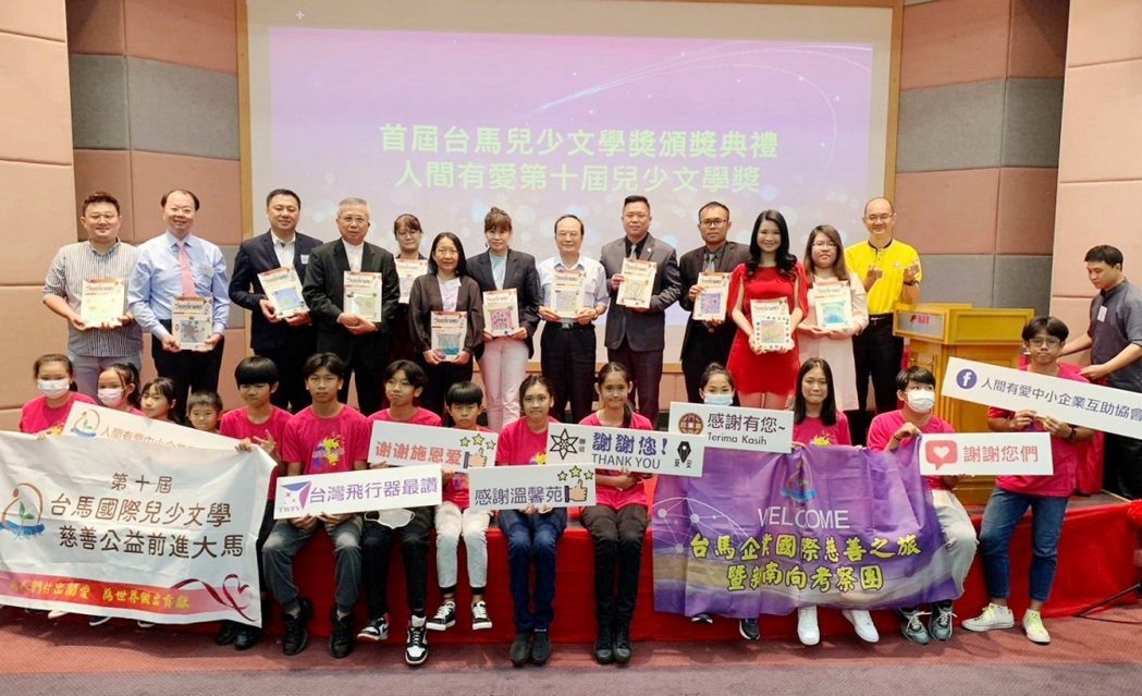 孩子們特地親手繪畫送給來自台灣的企業家，感謝協會送愛及關懷從台灣來到馬國舉辦文學...