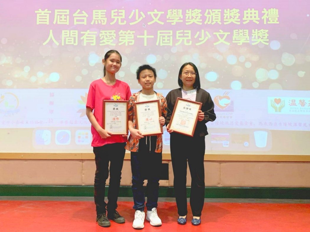 溫馨苑執行長陳惠玉(右)頒發獎狀給予獲奬孩童，以茲鼓勵。