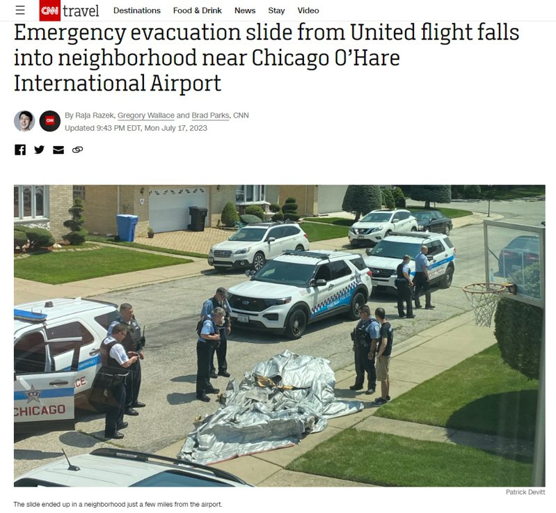 一架聯合航空客機的緊急逃生滑梯今天掉落至芝加哥歐海爾國際機場附近民宅後院，未造成人員傷亡，但民宅屋頂受損。圖擷自edition.cnn.com