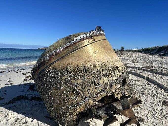 澳洲西部海灘近日出現一個巨大的不明金屬圓柱體，令當地居民相當困惑。圖截自澳洲太空總署推特