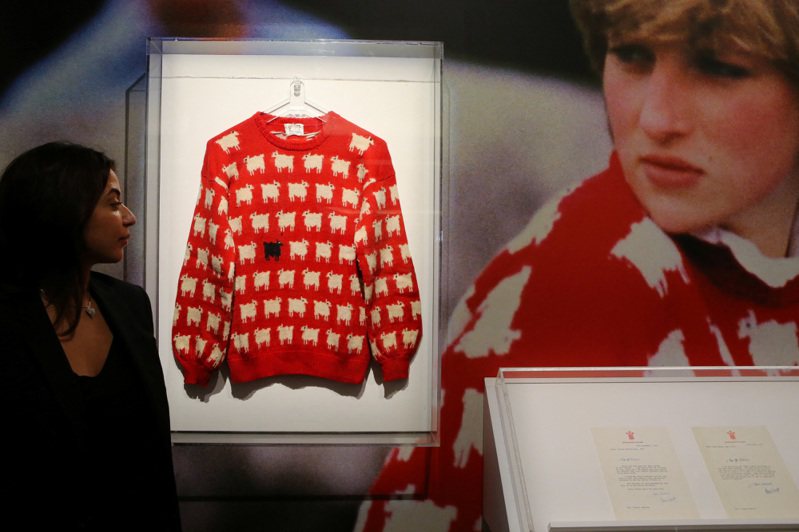 英國已故黛安娜王妃曾身穿的一款「黑羊」毛衣將拍賣，落槌價估計達8萬美元。路透