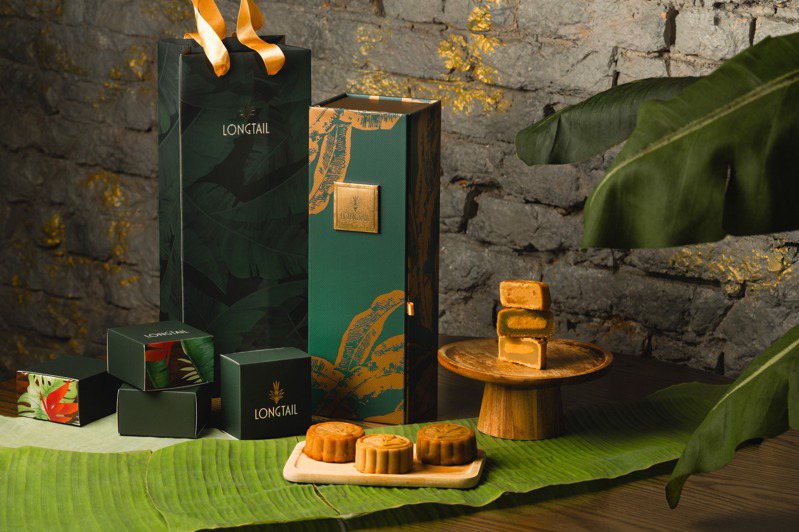 LONGTAIL中秋月餅禮盒外盒以精裝酒盒設計呈現尊貴質感，六入裝1280元。圖／LONGTAIL提供。