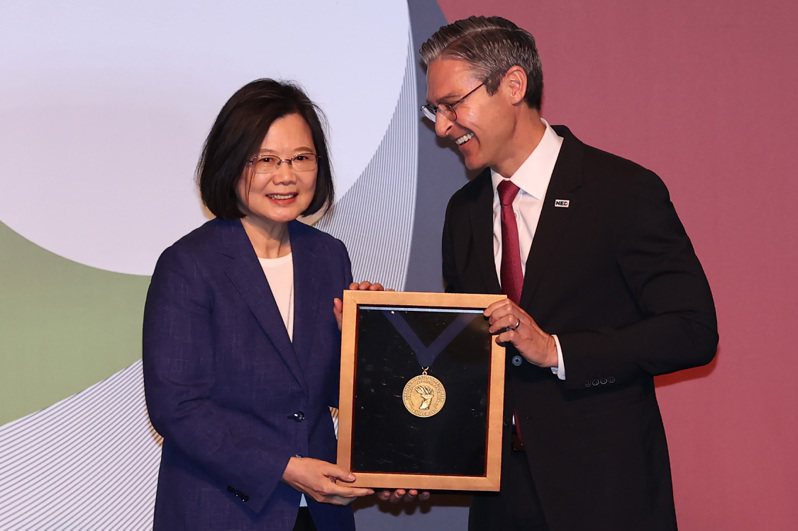 蔡英文總統（左）今天出席2023台灣民主基金會「二十周年紀念國際會議」開幕典禮，並接受美國「國家民主基金會」（NED）會長威爾遜（Damon Wilson，右）頒發獎章。記者胡經周／攝影