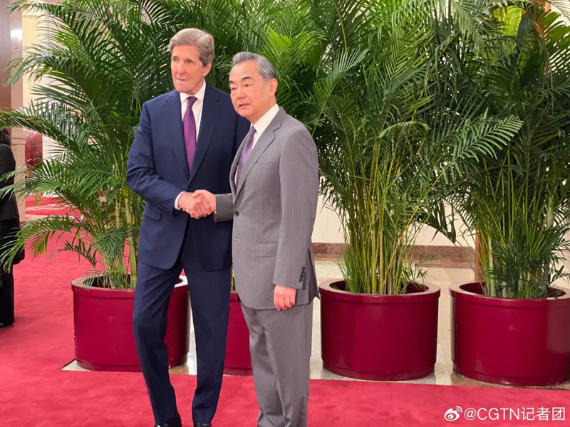 中共中央外辦主任王毅18日與美國總統氣候問題特使柯瑞（John Kerry）18日在北京人民大會堂進行會見。圖取自微博＠CGTN記者團