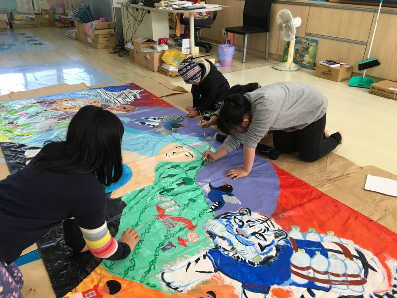 嘉義市文雅國小透過跨國共學和日本學生共同完成藝術壁畫。圖／文雅國小提供