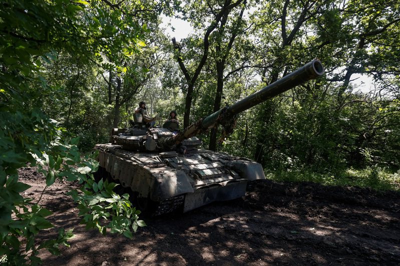 烏克蘭武裝部隊東部集團發言人奇列瓦蒂表示，俄軍在利曼與庫普揚斯克方向集中了一隻非常強大的力量，超過10萬兵力、超過900輛戰車、超過550門火砲系統與370輛多管火箭砲。資料照片。路透