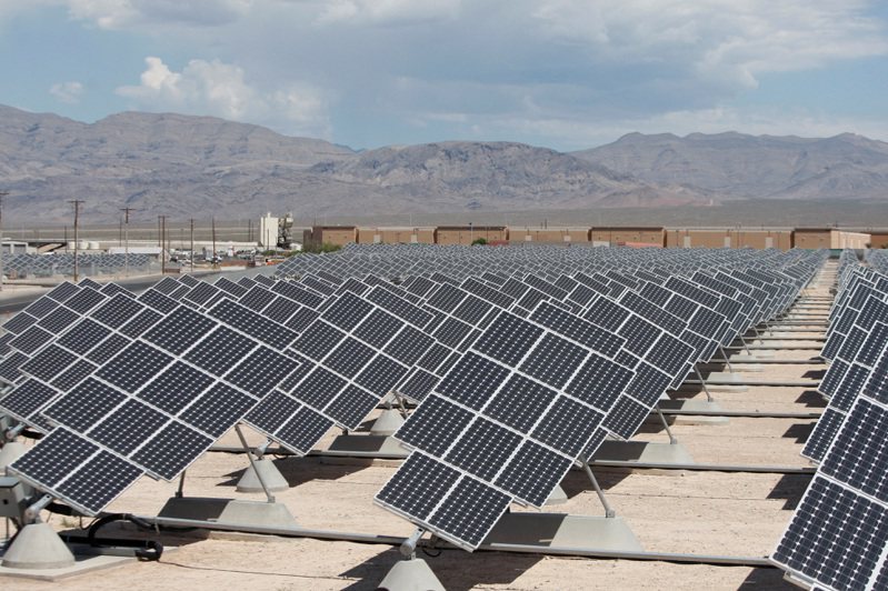 美國第2季太陽能電力合約價格比第1季微跌1%，是三年多來首見下跌。路透