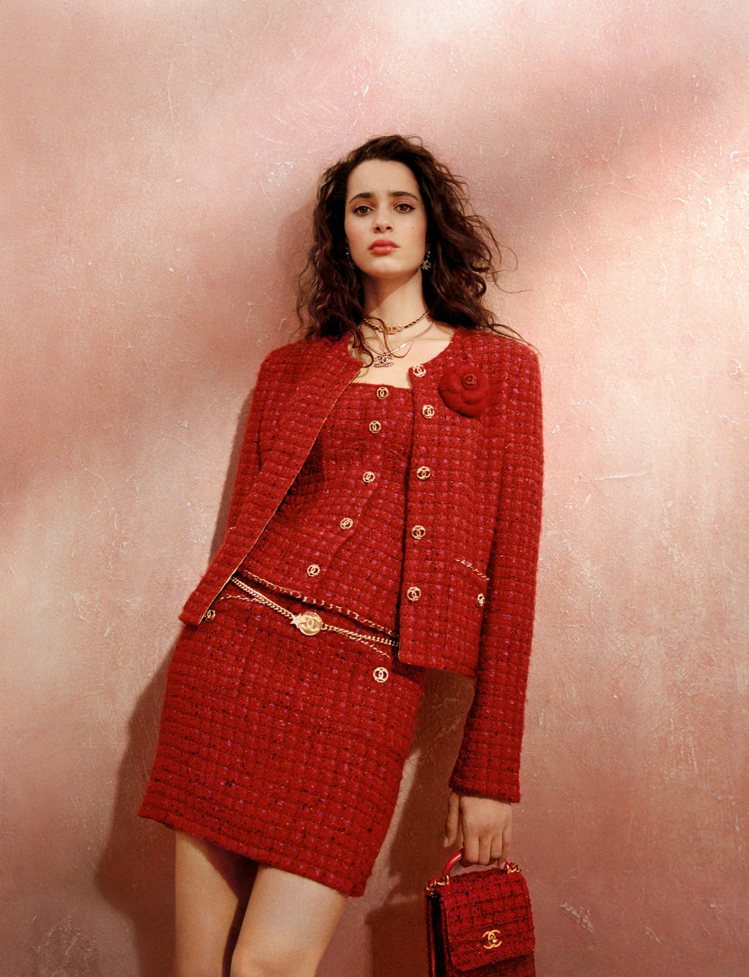 香奈兒2023/24秋冬前導系列形象廣告中，Iman Perez穿紅色斜紋軟呢三件式套裝。圖／香奈兒提供