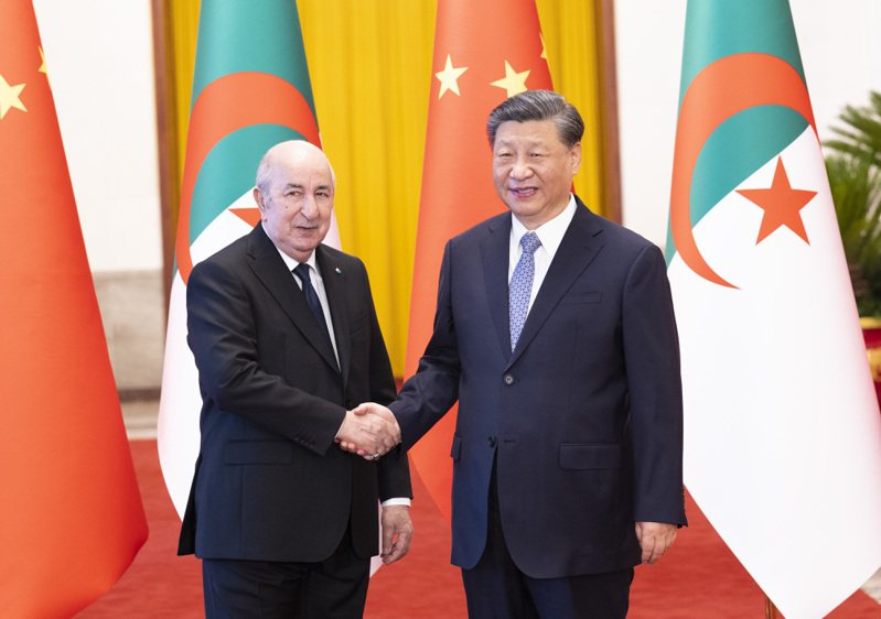 大陸國家主席習近平（右）18日與阿爾及利亞總統塔布納舉行會談。習在人民大會堂為塔布納舉行歡迎儀式。新華社