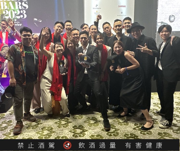 台灣得獎的店家、調酒師與產業人員，也在頒獎典禮後於現場開心留影。記者釋俊哲 / 攝影。提醒您：禁止酒駕 飲酒過量有礙健康