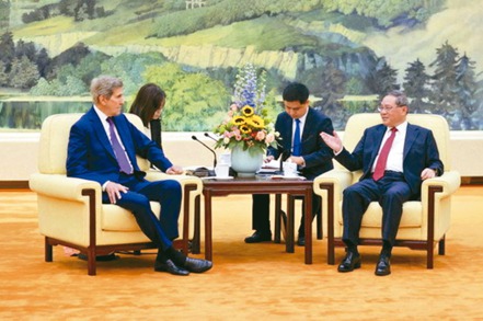 大陸國務總理李強（右）18日與美國氣候特使柯瑞舉行會談。 取自大陸外交部網站