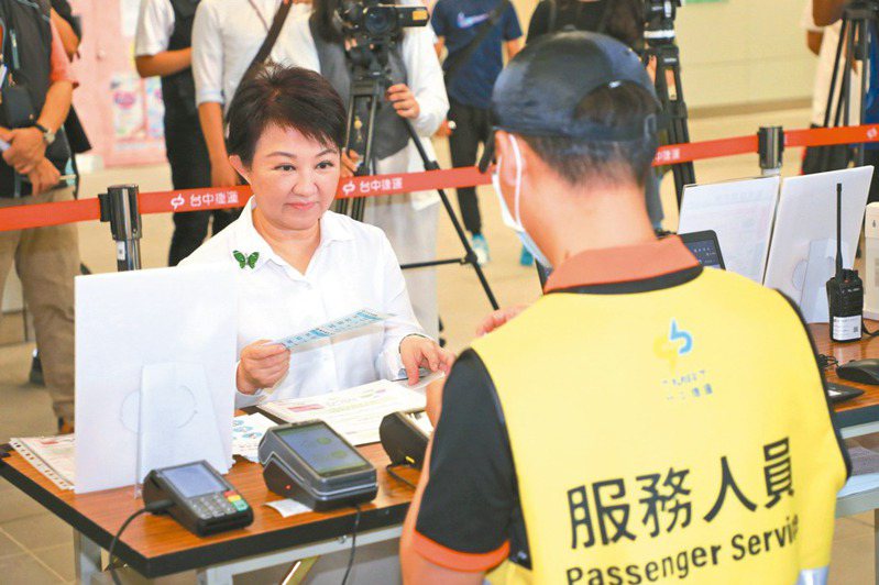 公共運輸定期票上路，市長盧秀燕前往台中捷運市政府站購票現場，了解購票作業流程及民眾購票情形。