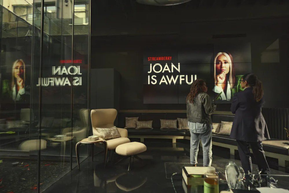 《黑鏡》最新一季的第一集〈瓊糟透了〉（"Joan Is Awful"）正預示著未來AI以快速的拼貼生成取代現行拍攝模式的可能性。 圖／Netflix提供
