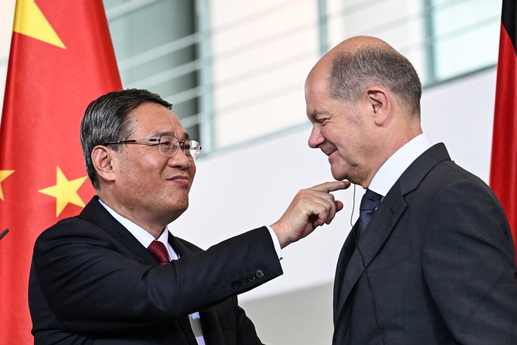 圖為6月訪德的中國國務院總理李強（左）及德國總理蕭茲（右）。 圖／歐新社